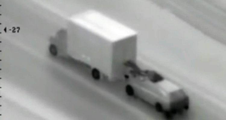 Преступники воруют PS5 из движущихся грузовиков